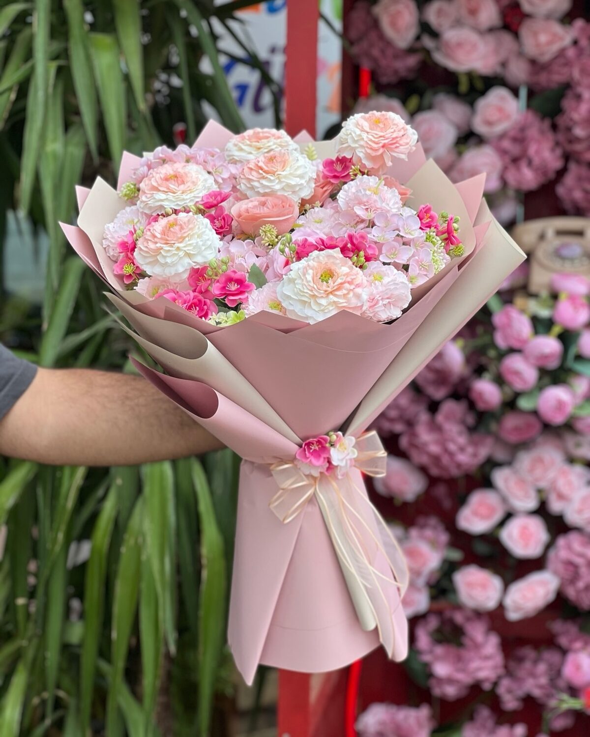 Yapay çiçek · Pembe Demet: Pembe tonlarında yapay çiçek demeti.